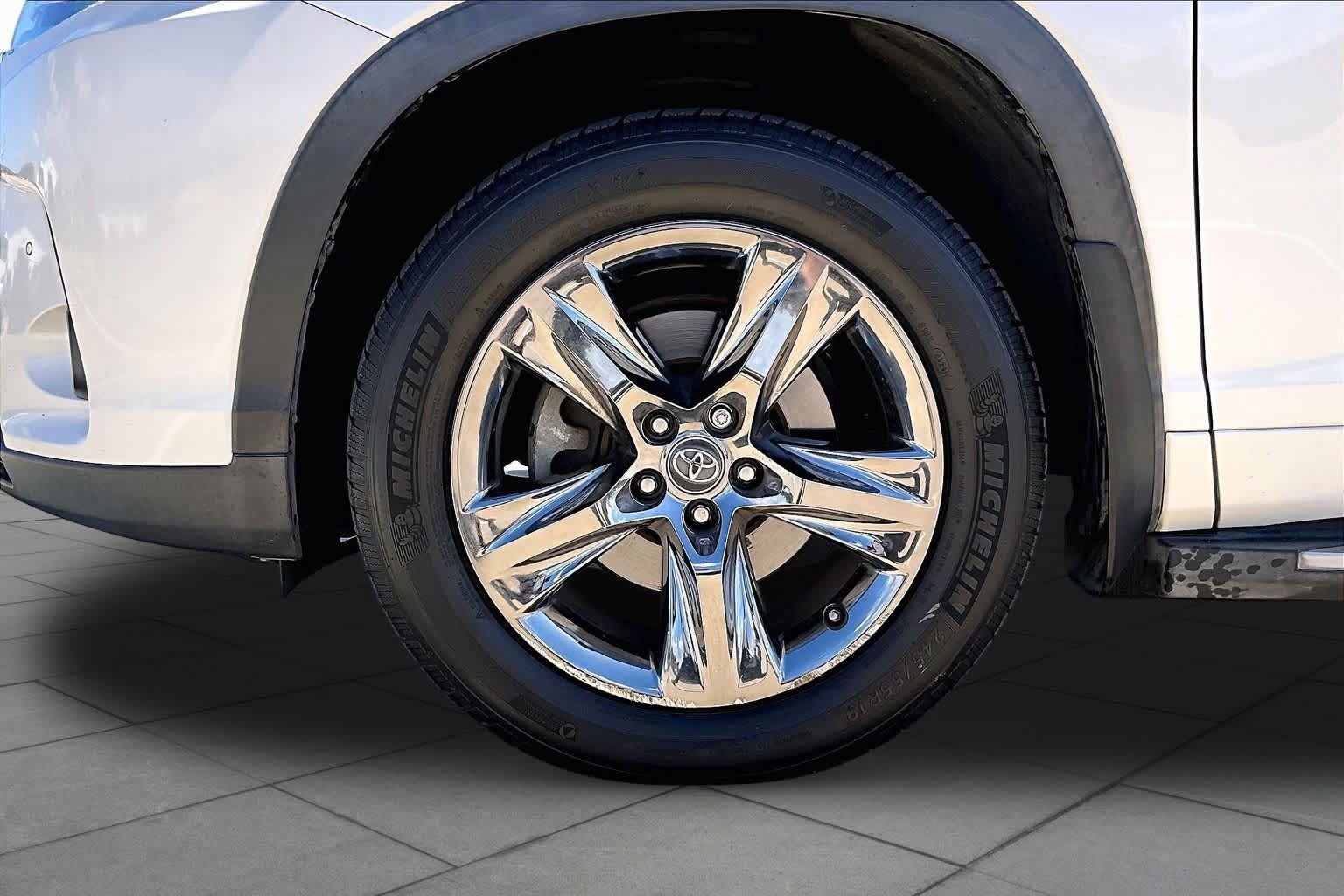 Used 2017 Toyota Highlander Limited Platinum FWD image 10
