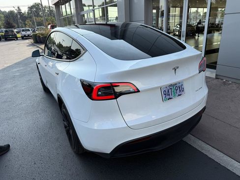Used 2024 Tesla Model Y Long Range AWD/4WD image 3