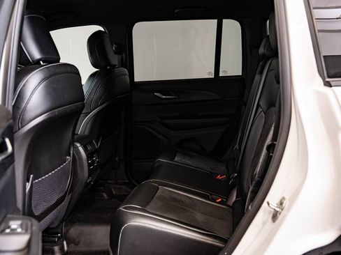 Used 2024 Jeep Grand Cherokee Altitude image 40