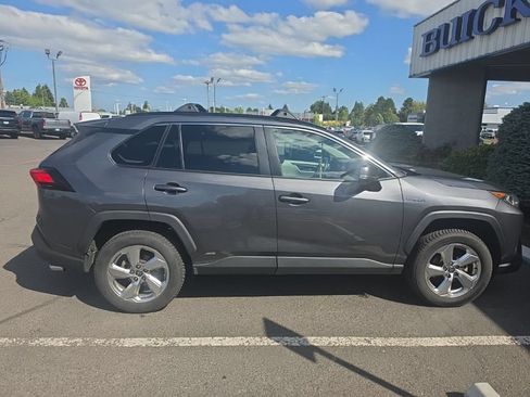 Used 2021 Toyota RAV4 XLE Premium AWD/4WD image 5