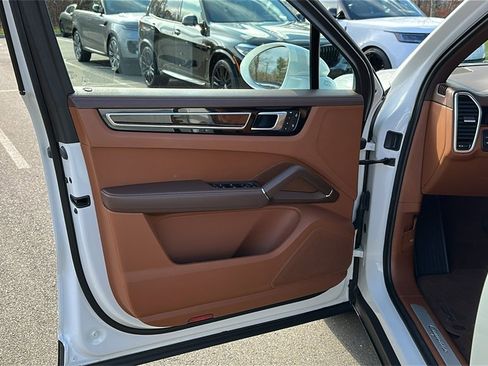 Used 2023 Porsche Cayenne image 8