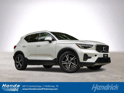 Used 2025 Volvo XC40 B5 Core AWD/4WD image 1