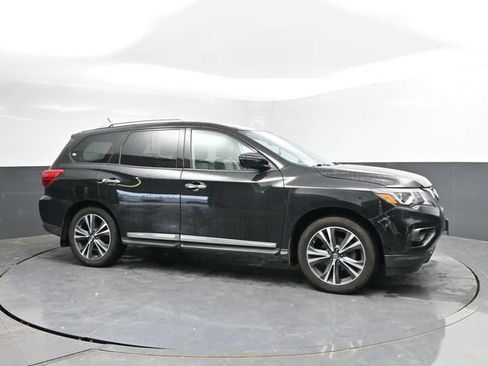 Used 2017 Nissan Pathfinder Platinum w/ Family Entertainment Package AWD/4WD image 3