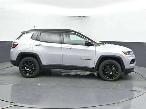 Used 2025 Jeep Compass Limited AWD/4WD image 3
