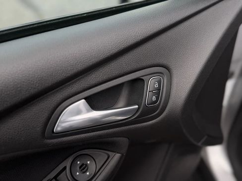 Used 2018 Ford Focus SE w/ Cold Weather Package FWD image 24