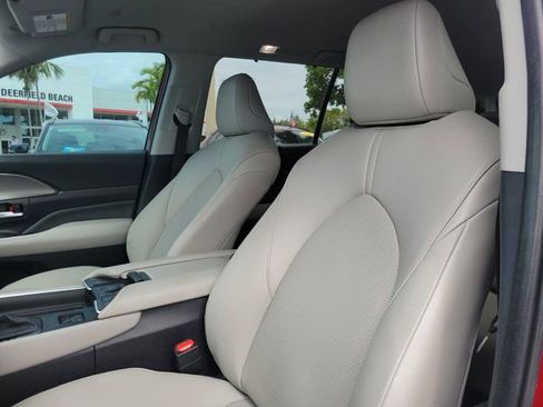 Certified 2024 Toyota Grand Highlander XLE FWD image 14