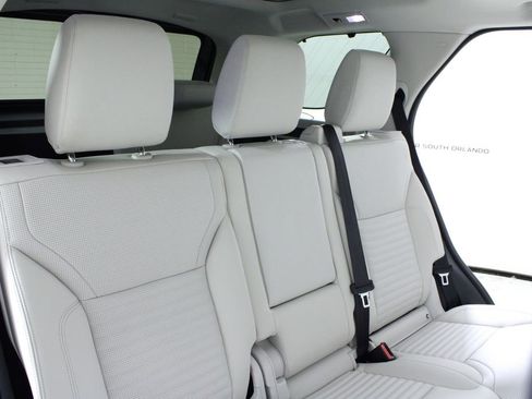 Used 2025 Land Rover Discovery Dynamic SE image 13