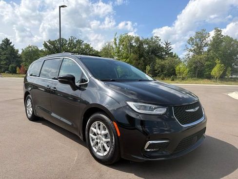Used 2022 Chrysler Pacifica Touring-L FWD image 7