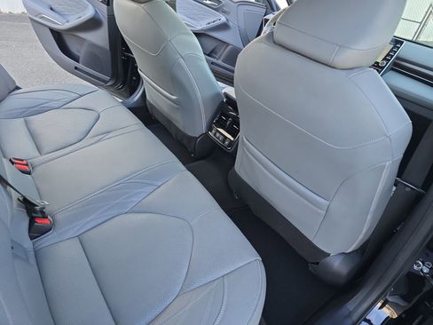 Used 2021 Toyota Avalon Limited image 15