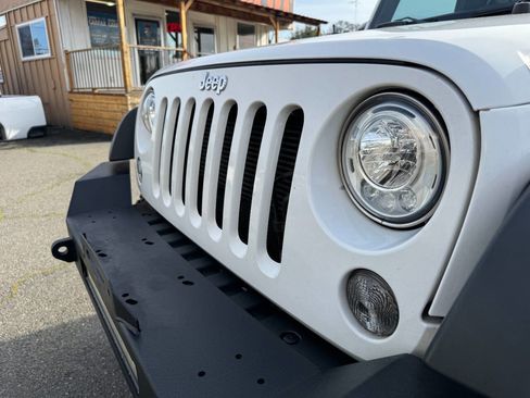 Used 2018 Jeep Wrangler Unlimited Rubicon w/ Connectivity Group image 27