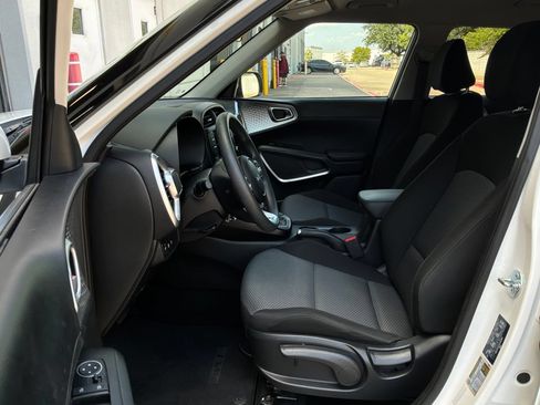 Used 2025 Kia Soul LX w/ LX Technology Package FWD image 10
