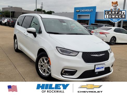 Used 2023 Chrysler Pacifica Touring-L FWD image 1