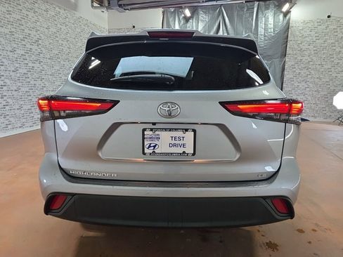 Used 2023 Toyota Highlander LE FWD image 5