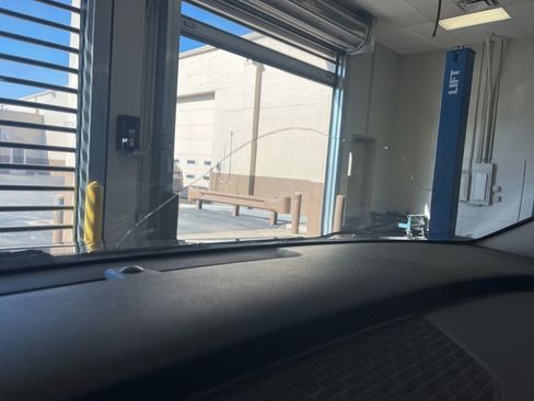 Used 2025 Kia Carnival EX image 5