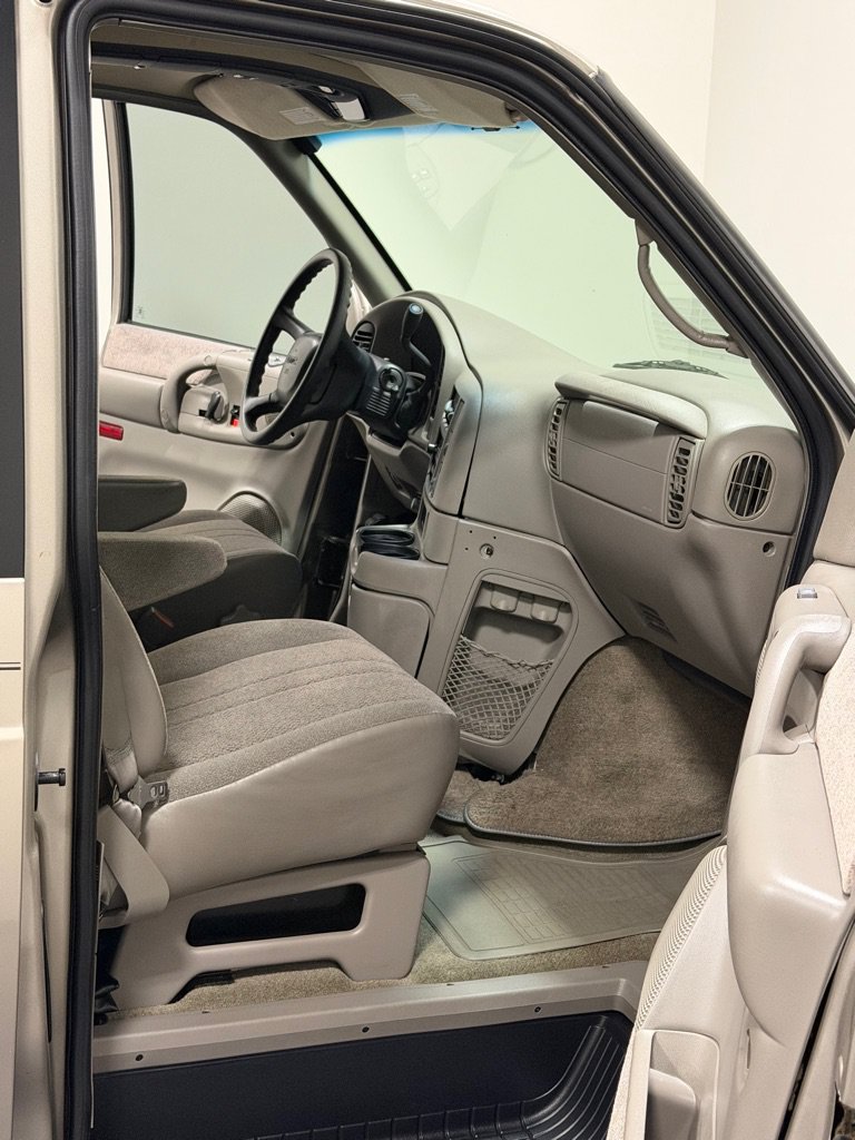 Used 2001 GMC Safari Passenger RWD image 9