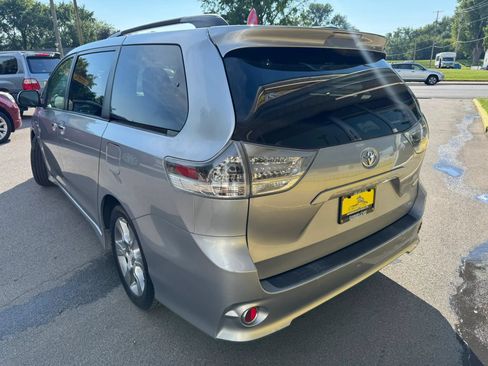 Used 2013 Toyota Sienna SE FWD image 6
