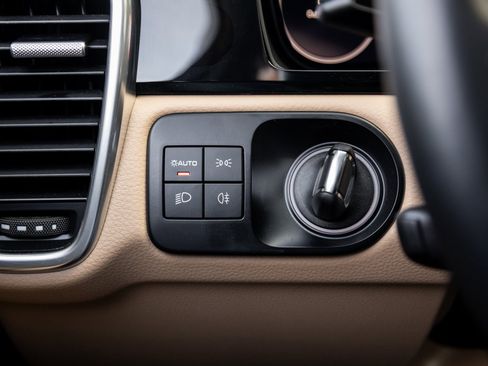 Used 2023 Porsche Cayenne Platinum Edition image 17