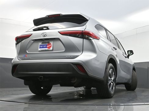 Used 2023 Toyota Highlander XLE image 32