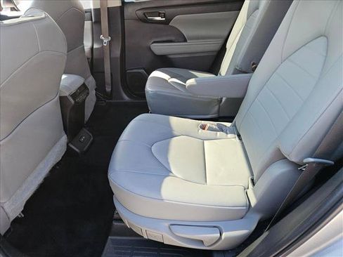 Used 2023 Toyota Highlander XLE AWD/4WD image 11