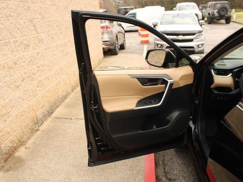 Used 2019 Toyota RAV4 LE FWD image 16