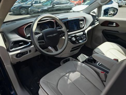 Used 2017 Chrysler Pacifica Limited w/ UConnect Theater Package FWD image 17