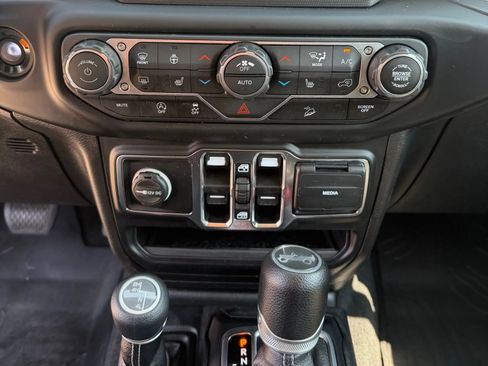 Used 2019 Jeep Wrangler Unlimited Sahara w/ LED Lighting Group AWD/4WD image 11