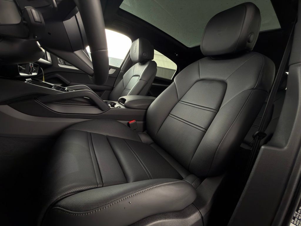 Certified 2026 Porsche Cayenne Coupe AWD/4WD image 5