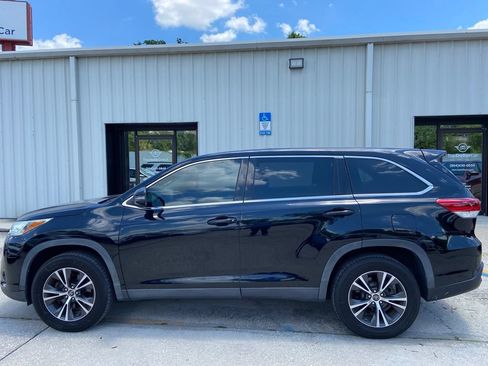 Used 2019 Toyota Highlander LE FWD image 2