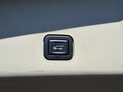 Used 2015 Cadillac SRX Luxury w/ Driver Awareness Package FWD image 23