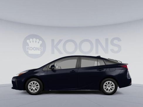 Used 2019 Toyota Prius LE image 2