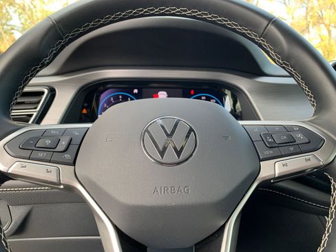 Used 2025 Volkswagen Atlas Cross Sport SE image 28