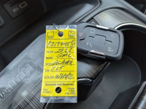 Used 2023 GMC Acadia SLT image 35