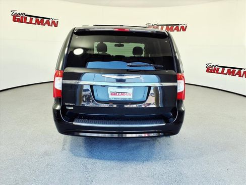 Used 2014 Chrysler Town & Country Touring image 11