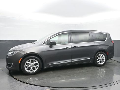 Used 2018 Chrysler Pacifica Touring-L Plus w/ Tire & Wheel Group image 2