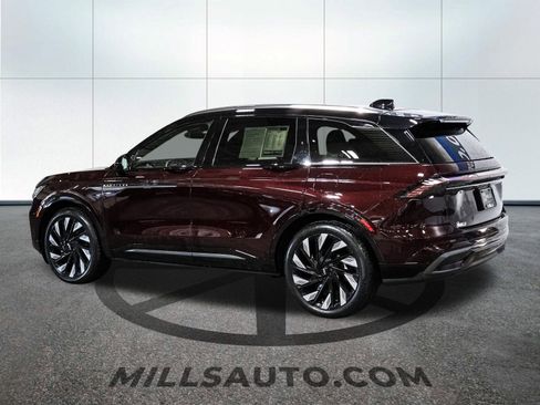 Used 2025 Lincoln Nautilus Reserve w/ Jet Appearance Package image 4