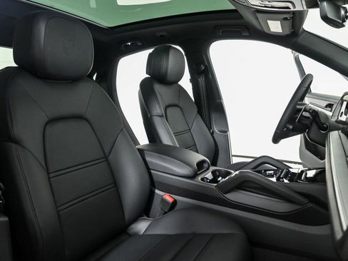 Certified 2025 Porsche Cayenne Coupe image 24
