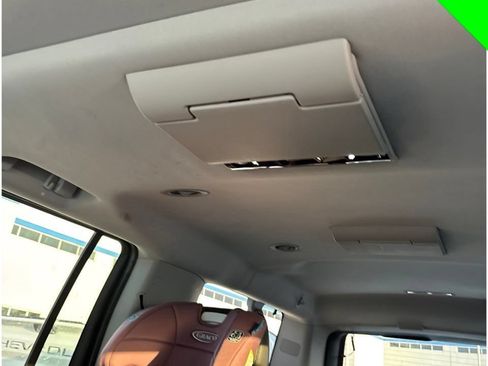 Used 2018 Chevrolet Suburban LT RWD image 16