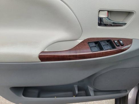 Used 2014 Toyota Sienna XLE FWD image 11