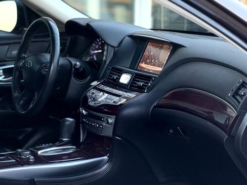 Used 2019 INFINITI Q70 Luxe image 12