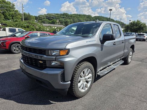 Used 2020 Chevrolet Silverado 1500 Custom w/ Custom Value Package AWD/4WD image 3