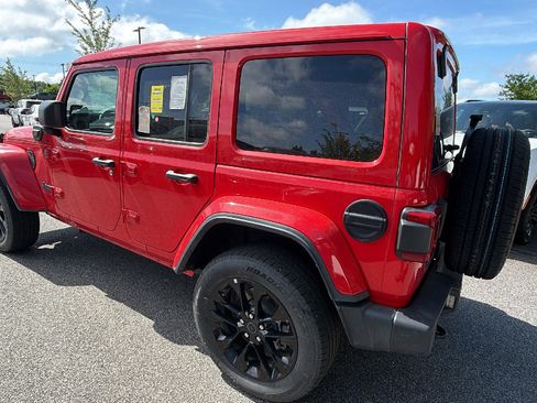 Used 2025 Jeep Wrangler Unlimited Sahara w/ Safety Group AWD/4WD image 10