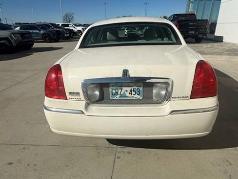 Used 2007 Lincoln Town Car Signature Limited image 4