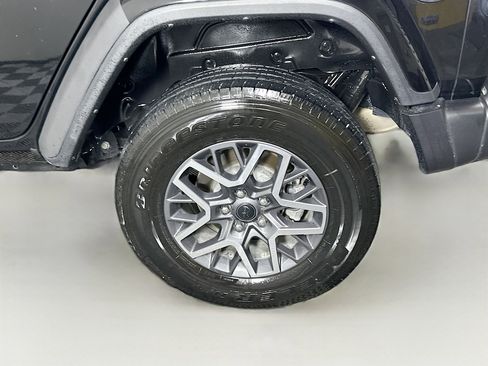 Used 2025 Jeep Wrangler Unlimited Sahara AWD/4WD image 11
