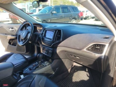 Used 2019 Jeep Cherokee Latitude Plus w/ Cold Weather Group AWD/4WD image 20