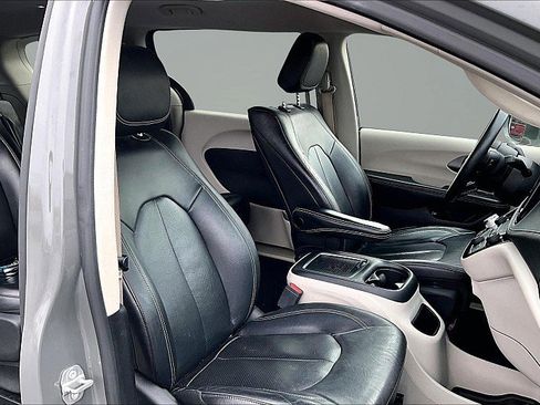Used 2022 Chrysler Pacifica Touring-L w/ Uconnect Theater Family Group image 7