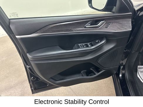 Used 2023 Jeep Grand Cherokee Limited w/ Black Appearance Package image 35