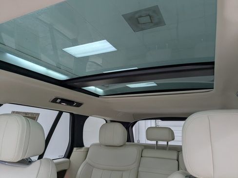 Certified 2025 Land Rover Range Rover SE image 19