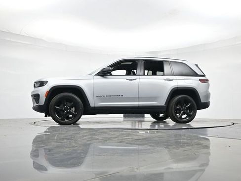 Used 2024 Jeep Grand Cherokee Altitude image 34