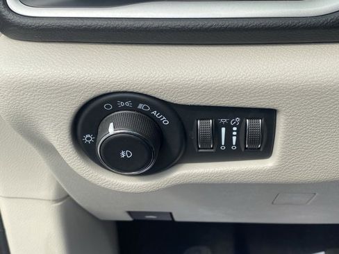 Used 2023 Chrysler Pacifica Touring-L image 28