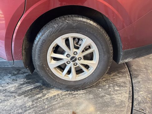 Used 2022 Kia Carnival LX image 8